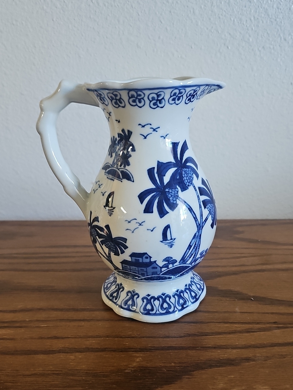 Made in China Porcelain Pitcher with Palm Tree Motif Tote 7